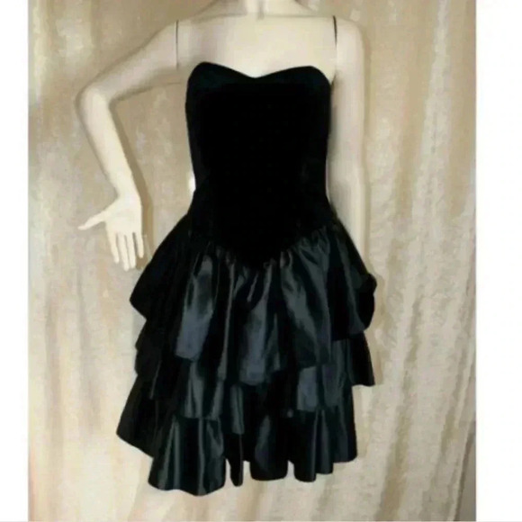 Dorothy Perkins Dresses & Skirts - [EU40/US:8]Vintage Dorothy Perkins Strapless Black Velvet  Dress Peplum Tiered